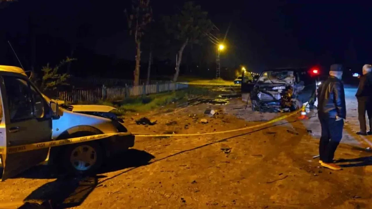 Minibüs ile hafif ticari araç kafa kafaya çarpıştı: 7 yaralı