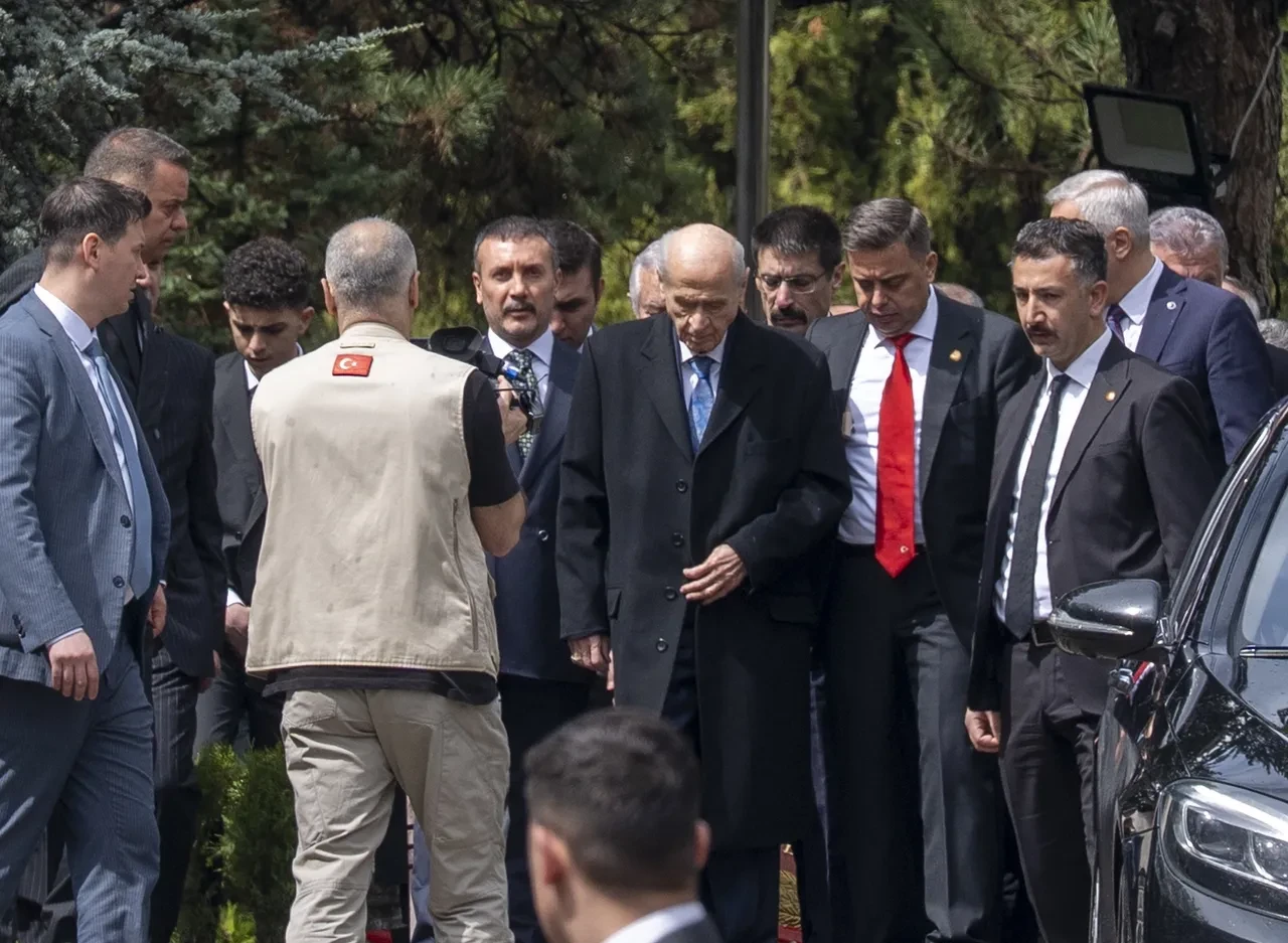 Son dakika | Devlet Bahçeli mesaiye geri döndü! İki ay sonra ilk kez Türkeş'in kabrinde görüntülendi