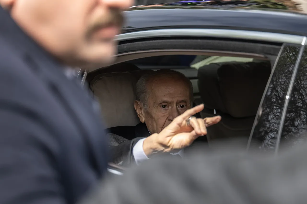 Son dakika | Devlet Bahçeli mesaiye geri döndü! İki ay sonra ilk kez Türkeş'in kabrinde görüntülendi