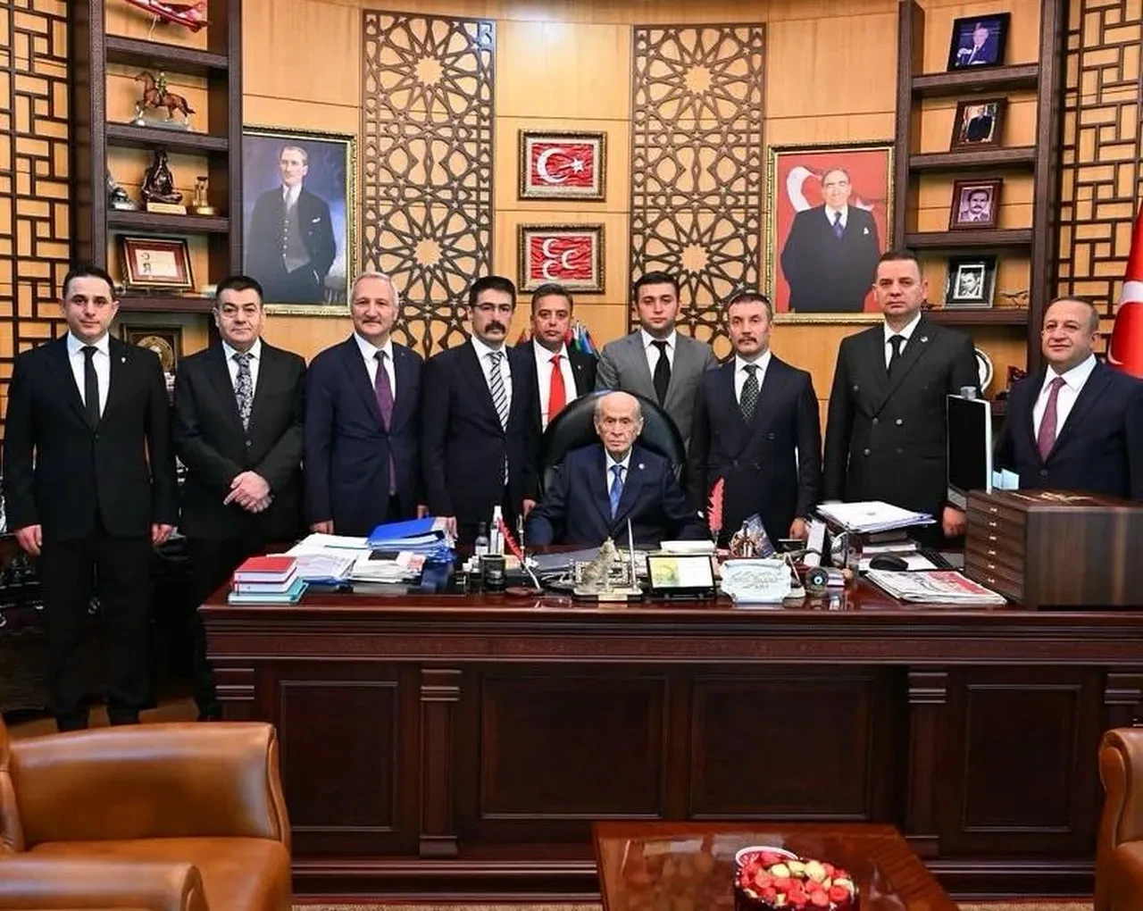 Son dakika | Devlet Bahçeli mesaiye geri döndü! İki ay sonra ilk kez Türkeş'in kabrinde görüntülendi