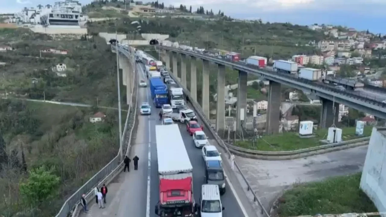 TEM'de zincirleme kaza! İstanbul yönü ulaşıma kapandı