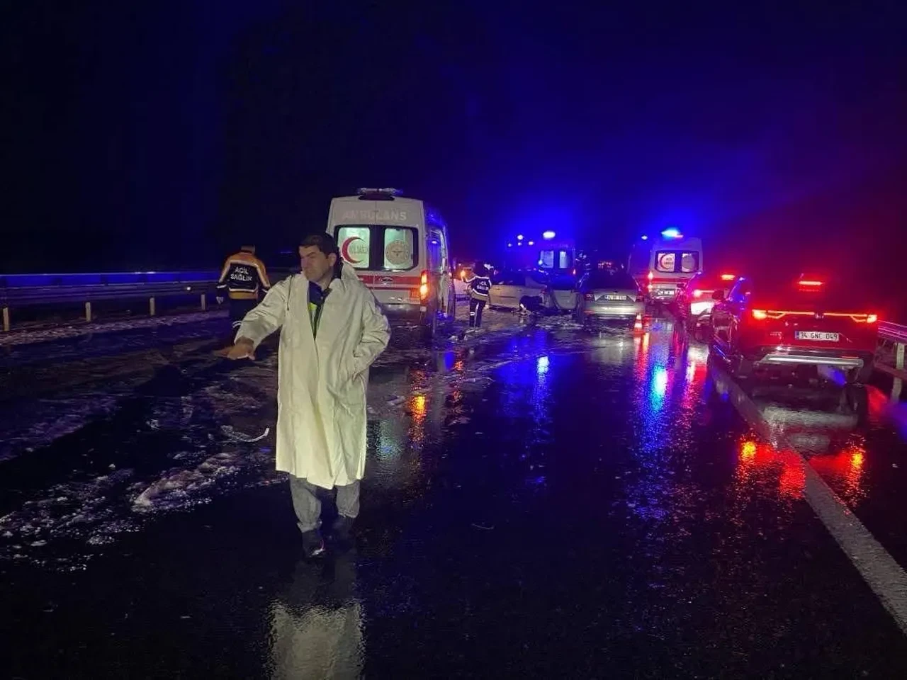 Dolu yağışıyla görüş mesafesi düştü, 12 araç birbirine girdi: Yaralılar var