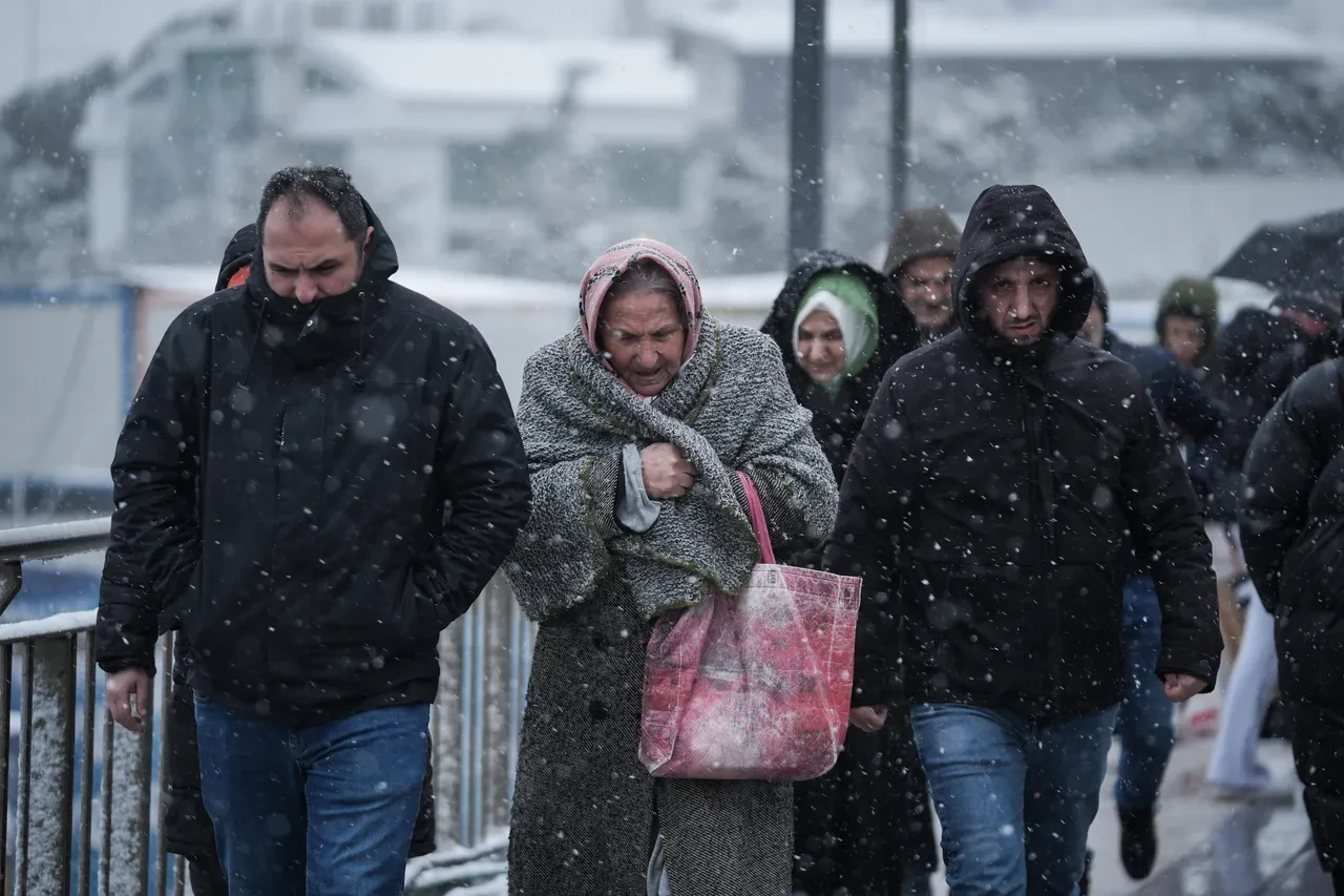 İstanbul'a kış geri dönüyor! Kar sürprizi kapıda, sıcaklıklar düşüyor! Meteoroloji ve Valilik uyardı