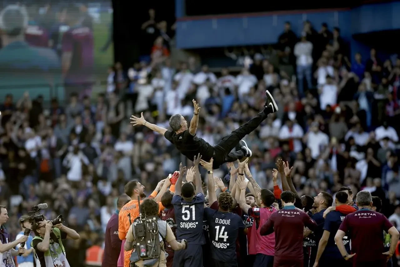 PSG, Ligue 1'de şampiyonluğunu ilan etti!