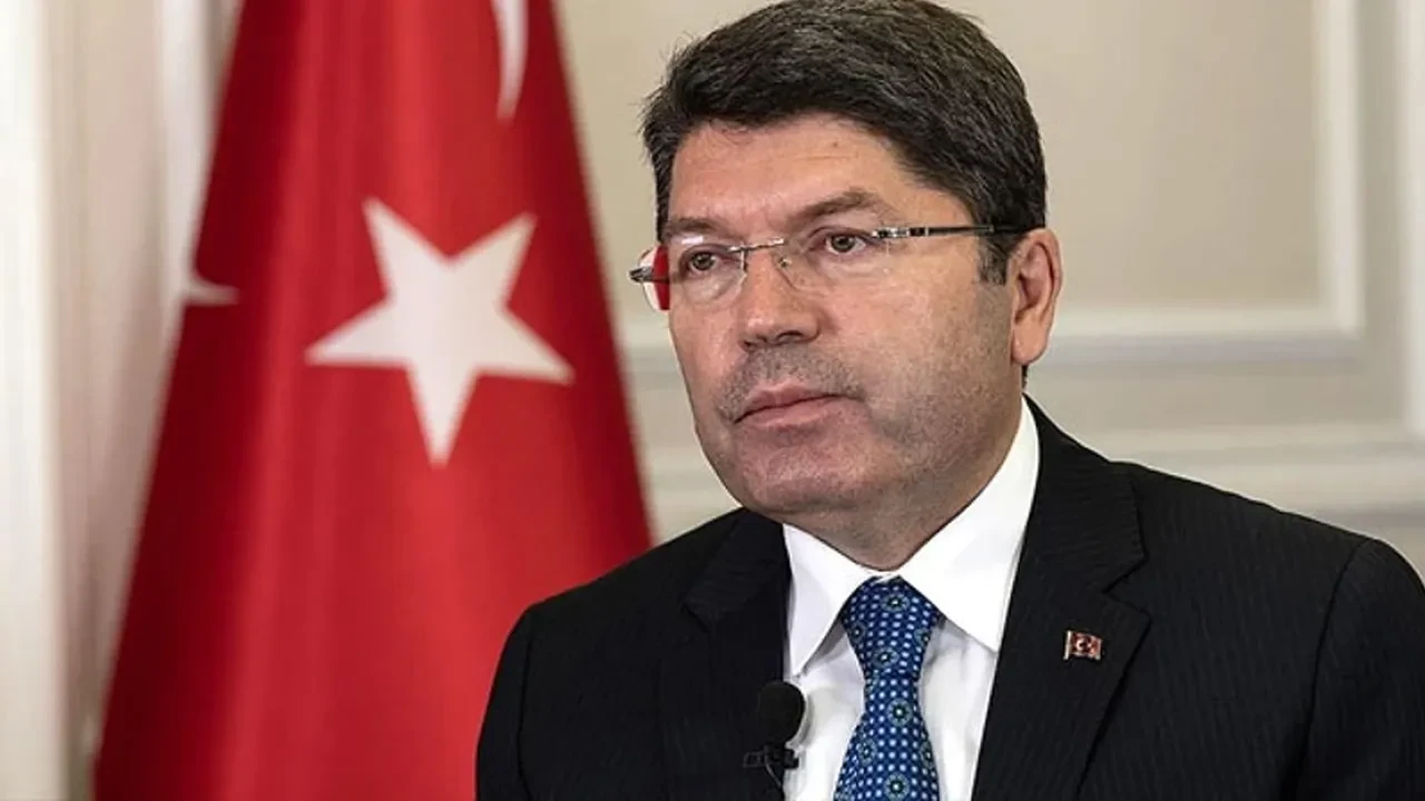 AK Parti kanadından Özgür Özel'e 'cunta' tepkisi! 'Zıvanadan çıkmış, zehir saçıyor!'