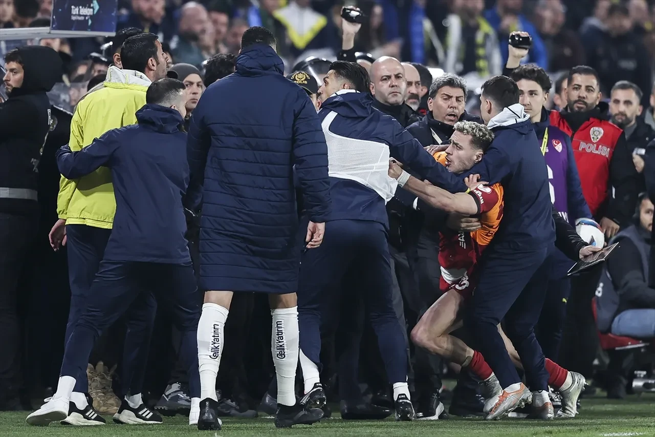 Barış Alper Yılmaz'ın babası Fenerbahçeli isme patladı! "Mevkisini öğrensin"