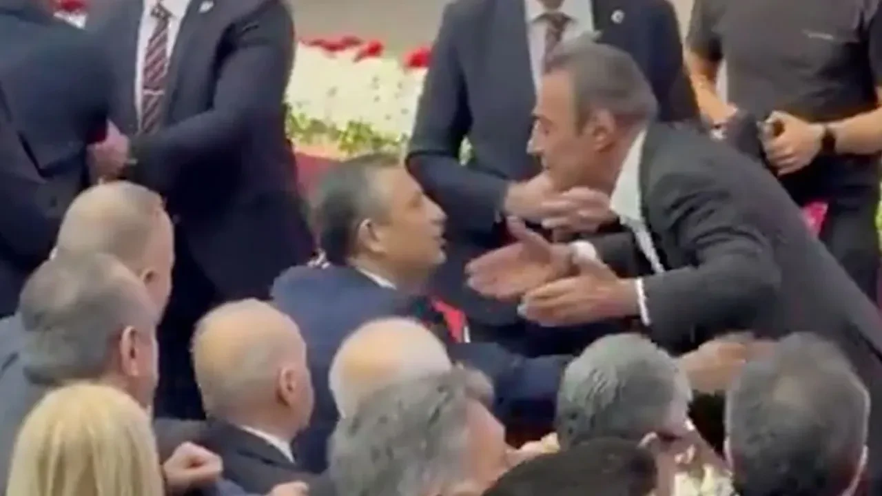 CHP kurultayında sert tartışma! Berhan Şimşek'ten Özgür Özel'e 'kısa pantolon' göndermesi