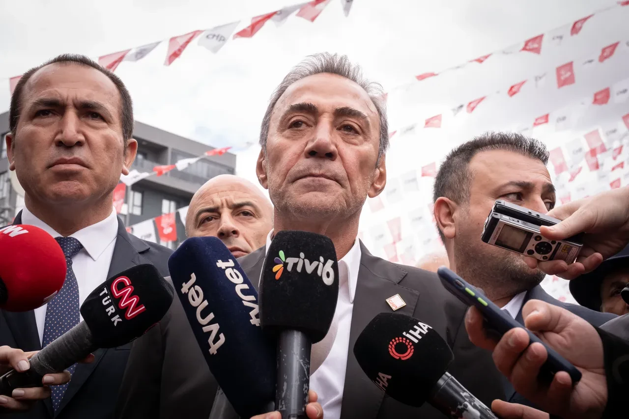 CHP kurultayında sert tartışma! Berhan Şimşek'ten Özgür Özel'e 'kısa pantolon' göndermesi