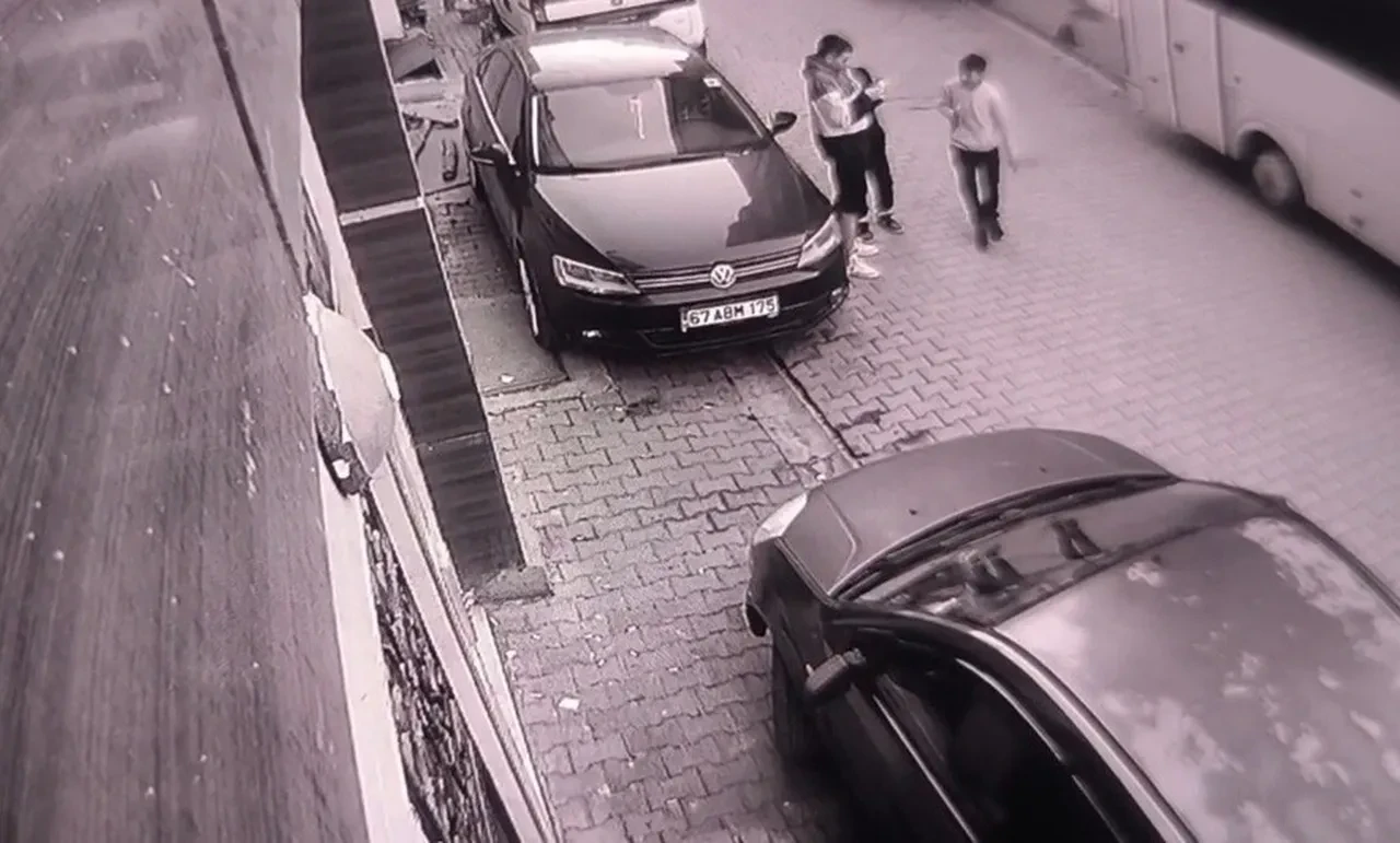 Çocuğun elindeki torpil patladı, kolu parçalandı! Dehşet anları kamerada