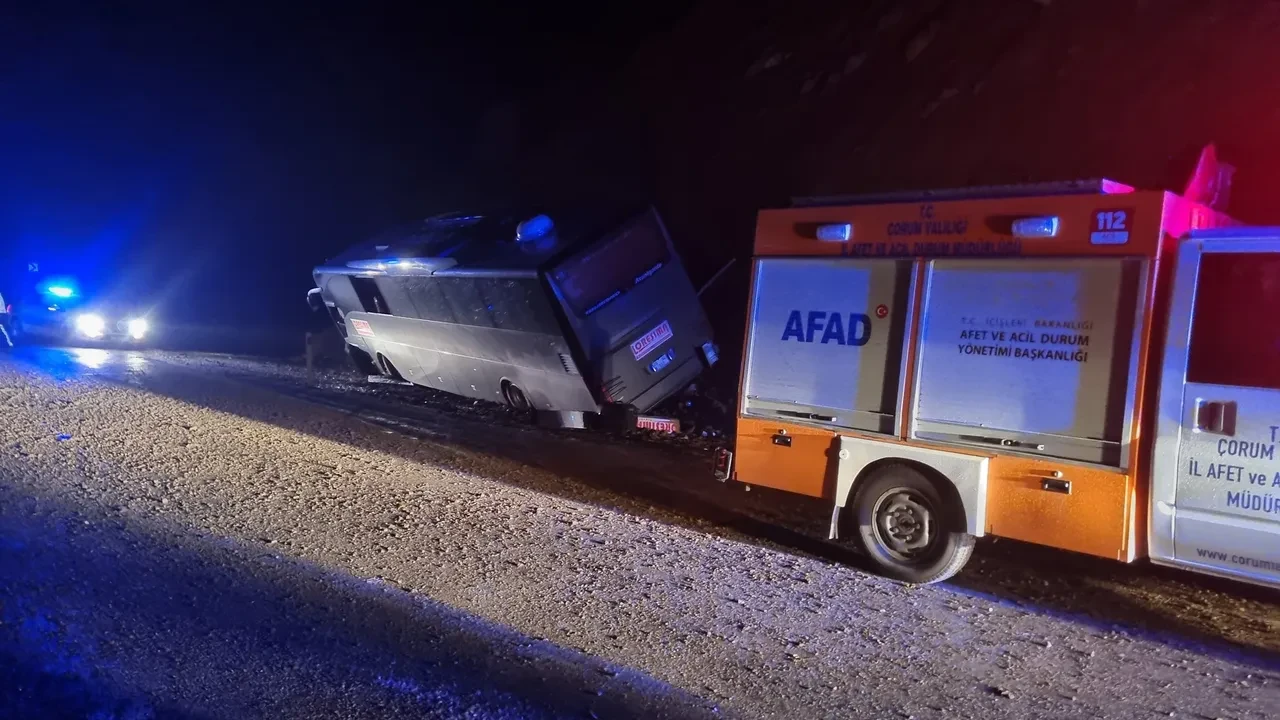 Çorum'da tur otobüsü yoldan çıktı: 23 kişi yaralandı