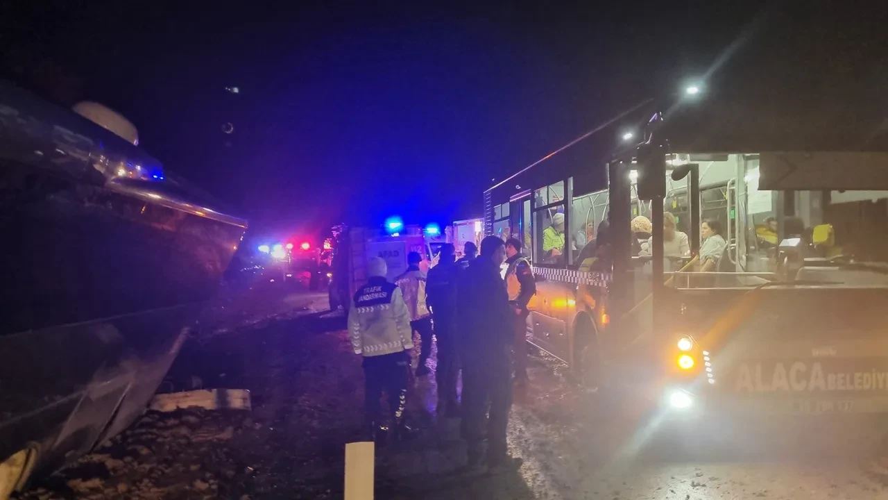 Çorum'da tur otobüsü yoldan çıktı: 23 kişi yaralandı