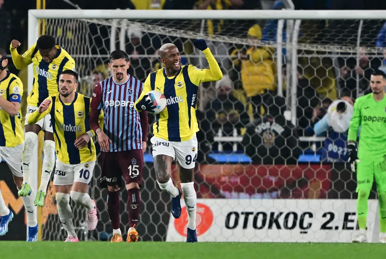 Fenerbahçe Trabzonspor'u geriye düştüğü maçta 4-1 mağlup etti! Talisca hattrick yaptı