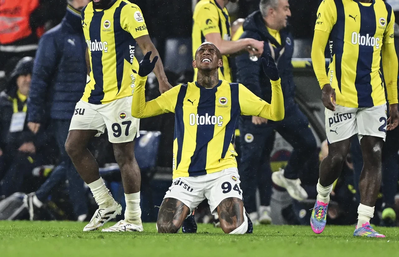 Fenerbahçe Trabzonspor'u geriye düştüğü maçta 4-1 mağlup etti! Talisca hattrick yaptı