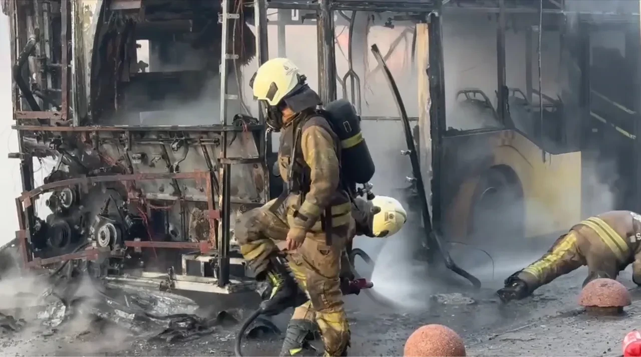 İstanbul'da bir İETT otobüs yangını daha! Korku dolu anlar kamerada