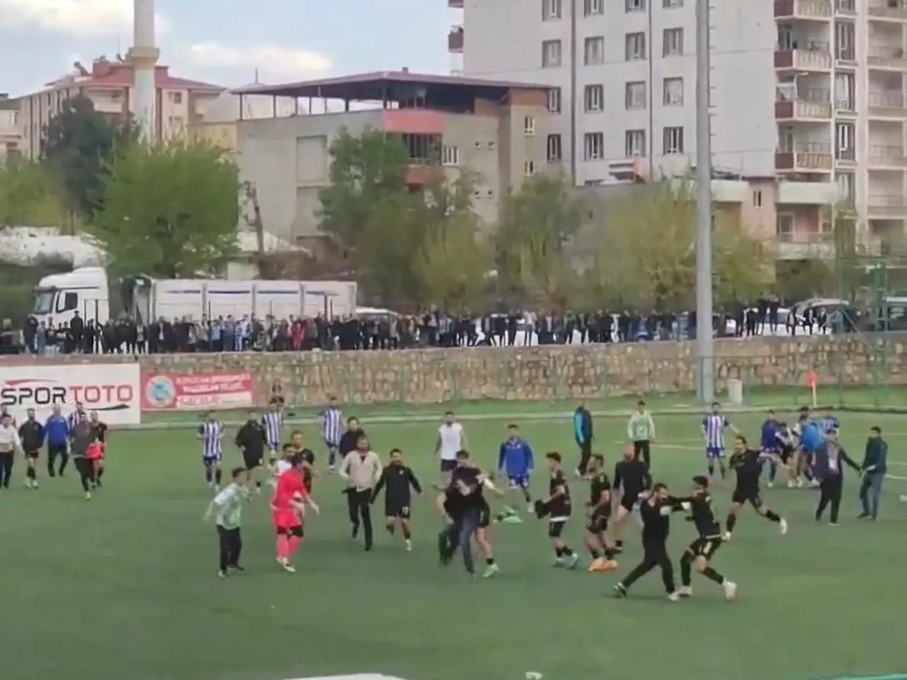 Siirt'te BAL maçında ortalık karıştı: Taraftarlar sahaya indi!