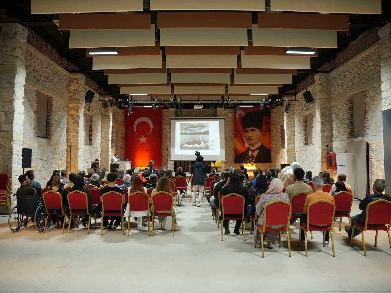 Adana Kültür Yolu Festivali’nde Filistin’e saygı duruşu