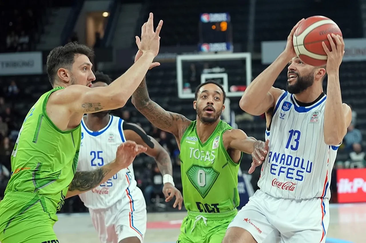 Anadolu Efes Tofaş maçı kaç kaç bitti? Anadolu Efes Tofaş’ı parkeye serdi