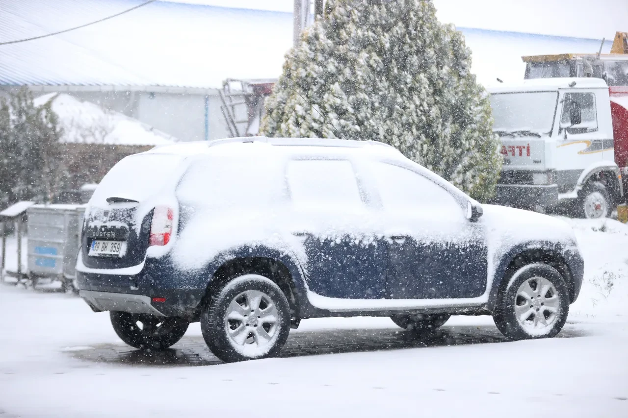 Bahar ayında kar sürprizi! Lapa lapa yağdı, kent beyaza büründü