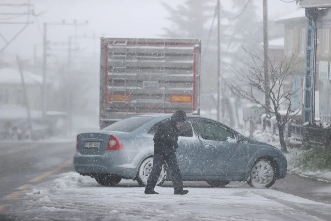 Bahar ayında kar sürprizi! Lapa lapa yağdı, kent beyaza büründü