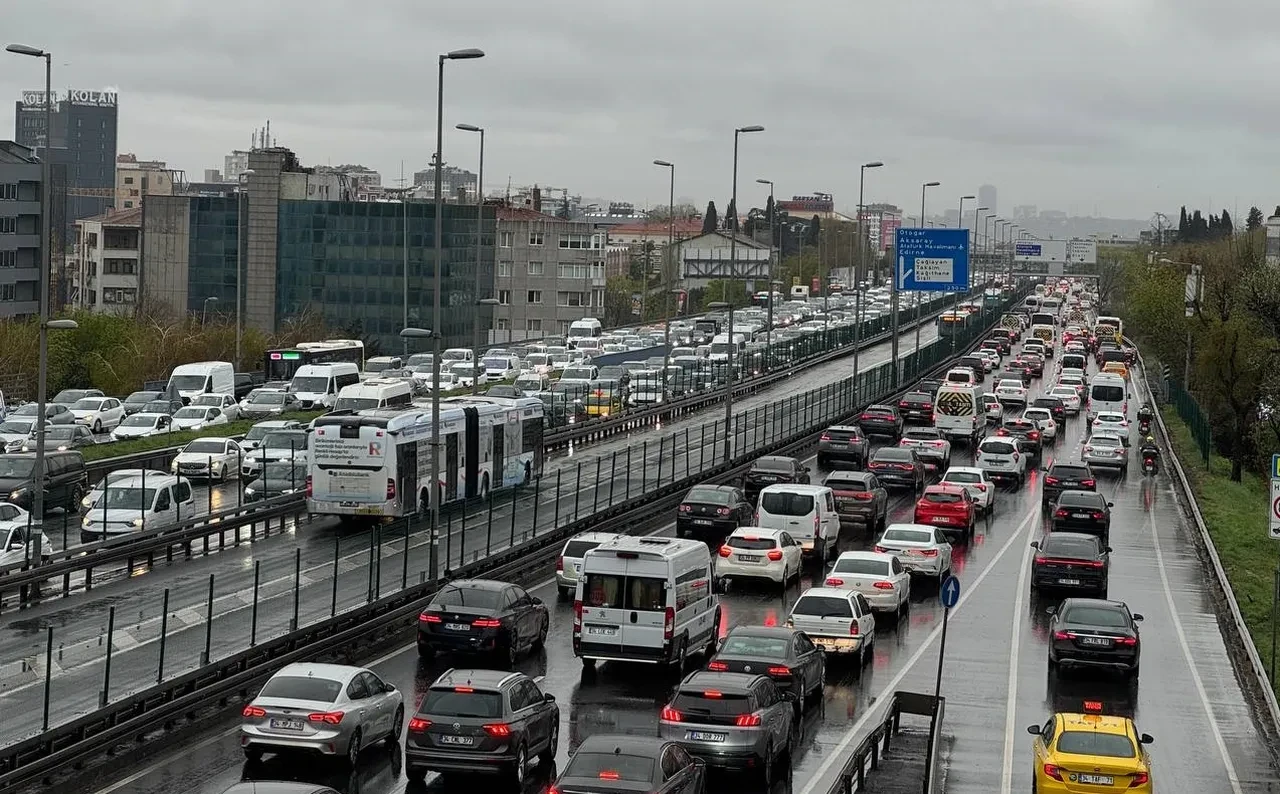 İstanbul 9 gün tatilin ardından kilitlendi: Trafik yoğunluğu yüzde 80'e ulaştı
