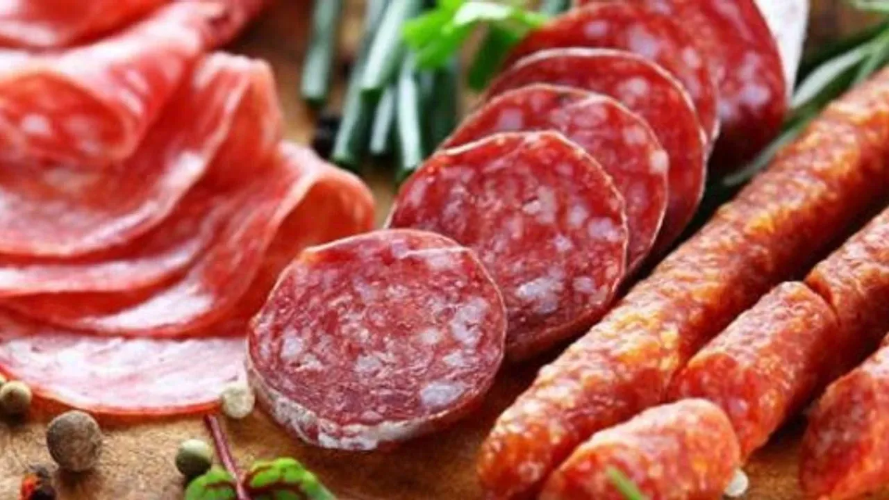 Kanser riskini arttırıyor! Vazgeçemediğimiz bu 3 besine dikkat: DSÖ'nün kanserojen listesinde