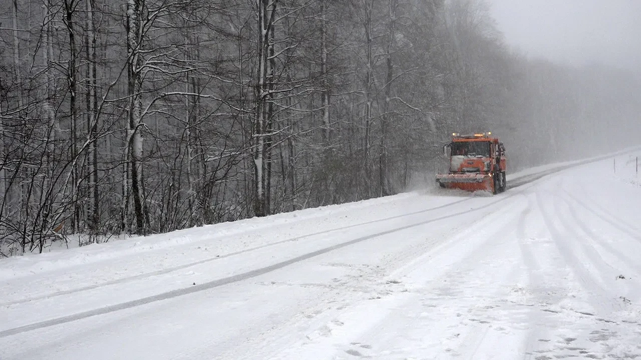 Kırklareli'de lapa lapa kar yağıyor! Sürücüler yollarda mahsur kaldı