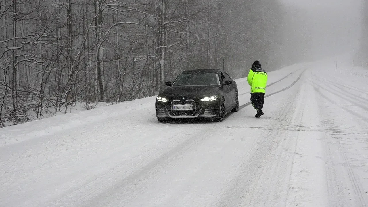 Kırklareli'de lapa lapa kar yağıyor! Sürücüler yollarda mahsur kaldı