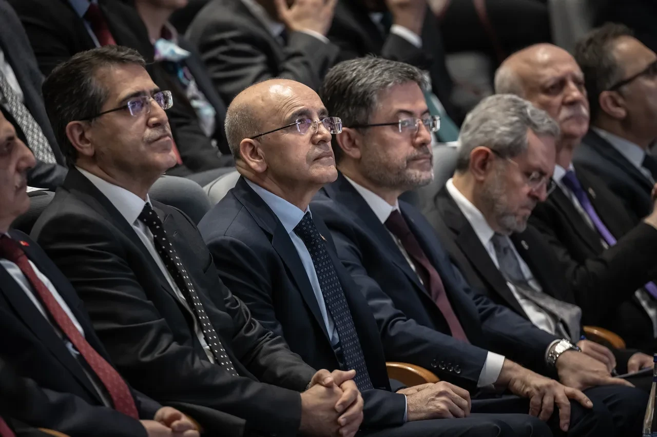 Mehmet Şimşek'ten kritik açıklama! Trump'ın gümrük tarifelerinden Türkiye ne kadar etkilenecek?