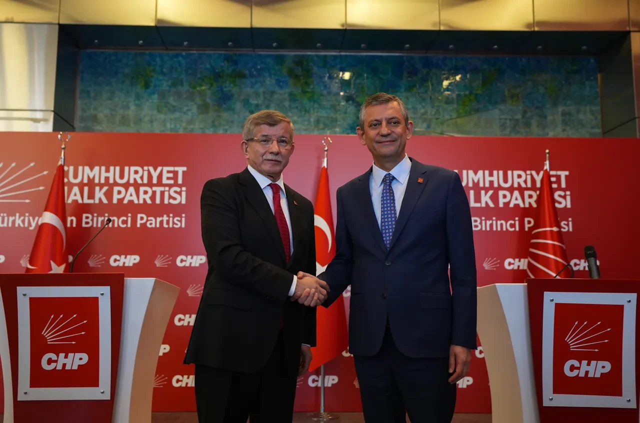 Ahmet Davutoğlu saçlarını mı boyattı? Sosyal medyayı sallayan iddiaya cevap geldi