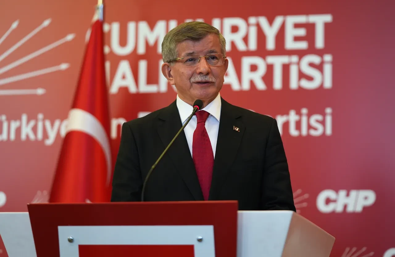 Ahmet Davutoğlu saçlarını mı boyattı? Sosyal medyayı sallayan iddiaya cevap geldi