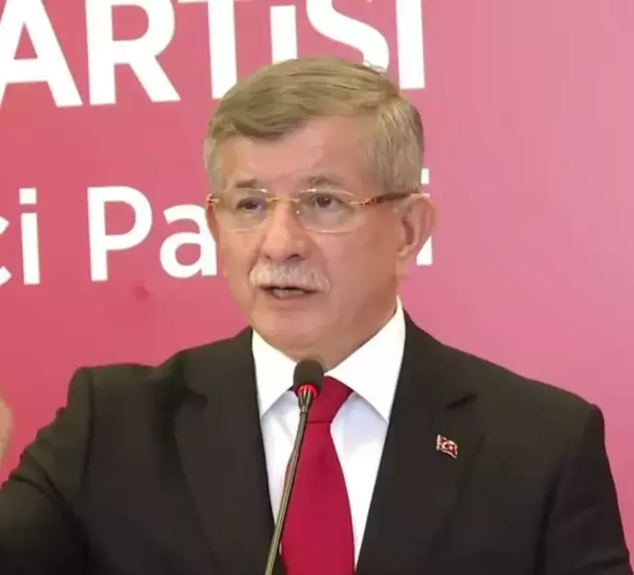 Ahmet Davutoğlu saçlarını mı boyattı? Sosyal medyayı sallayan iddiaya cevap geldi