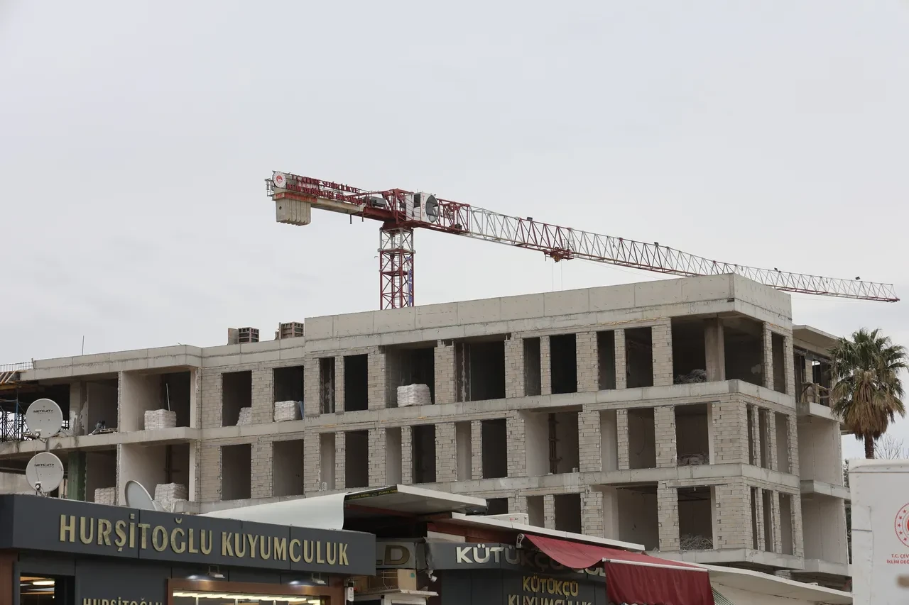 Dünyanın en saçma binası olarak bilinen yapıda yeni karar! Gören bir daha bakıyordu