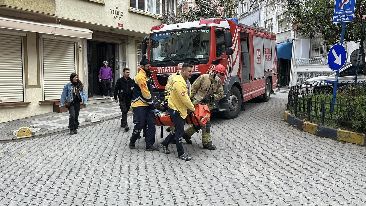 Kadıköy'de yardım çığlıkları! Komşuları hemen ekiplere bildirdi: Evde baygın halde bulundu