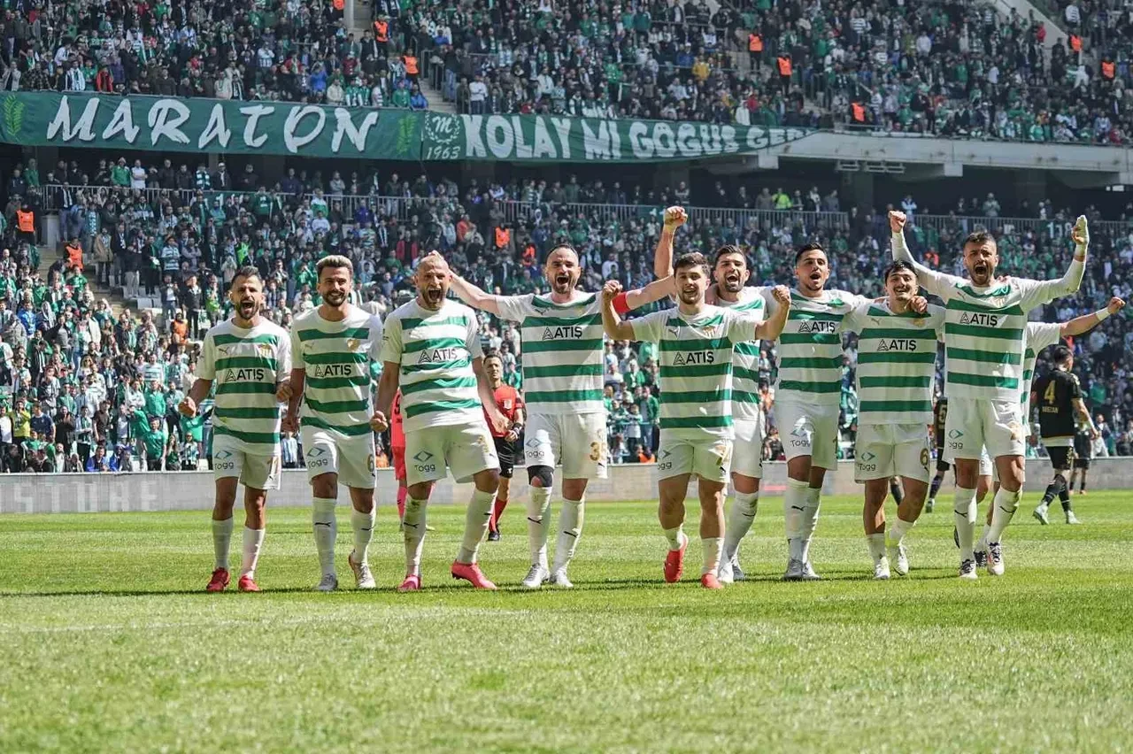 Şampiyonluk ateşi İstanbul'da yanacak! Hopaspor - Bursaspor maçı öncesi taraftarlardan "Şehirden son çıkan ışıkları kapatsın"