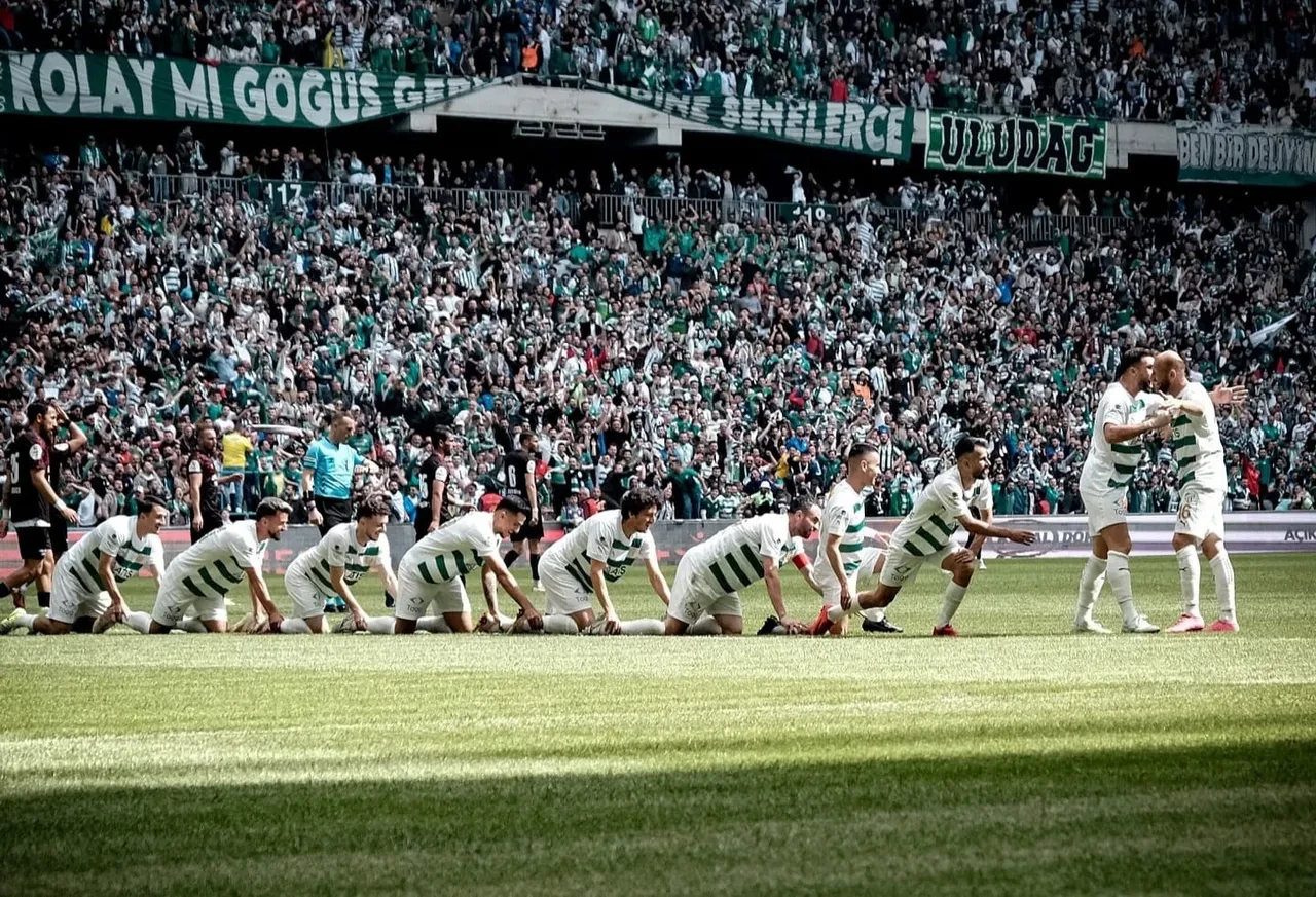 Şampiyonluk ateşi İstanbul'da yanacak! Hopaspor - Bursaspor maçı öncesi taraftarlardan "Şehirden son çıkan ışıkları kapatsın"