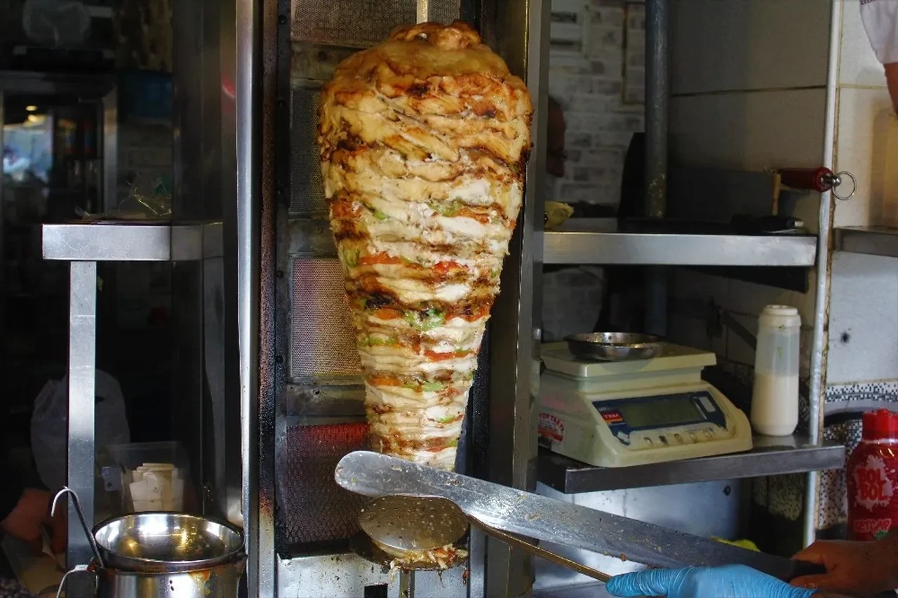 Tavuk döner faciası! Tekrar tedaviye alınan vatandaş böyle isyan etti: Bir dürüm yedik ne hallere düştük?