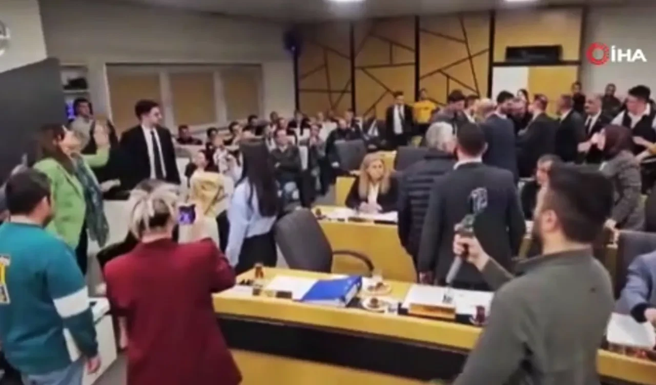 Usulsüz arsa satışı iddiası ortalığı karıştırdı! Belediye meclisinde gergin anlar