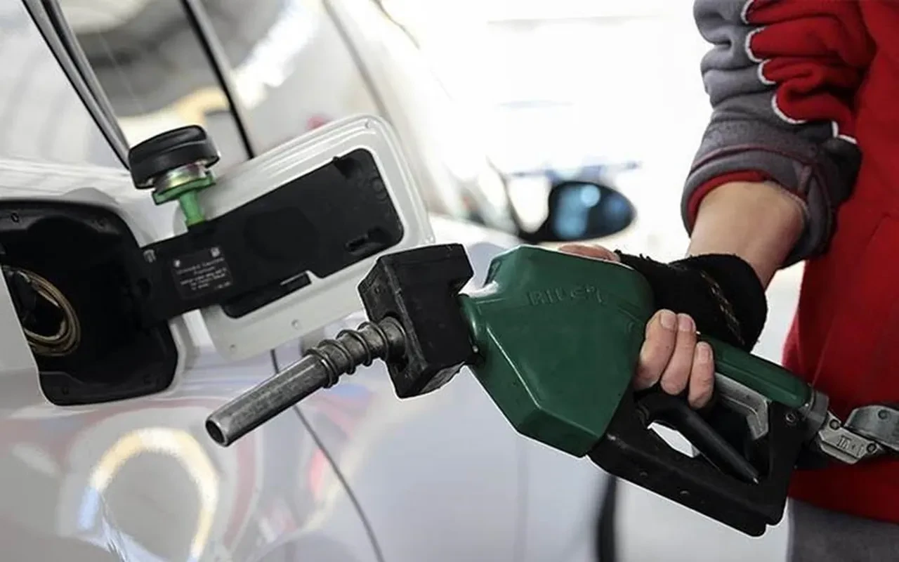Benzine indirim gelecek mi ne zaman yapılacağı araştırma konusu oldu