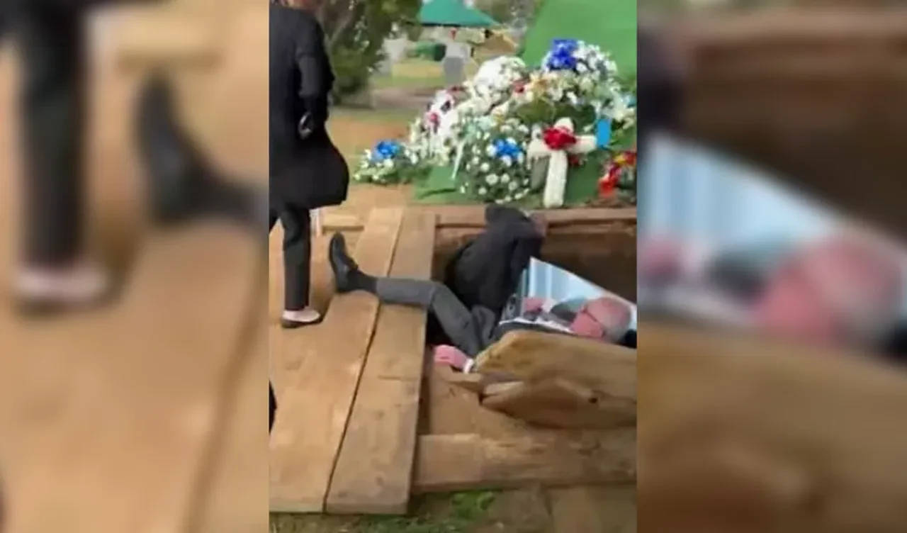 Cenaze töreni faciaya dönüştü: Tabutu mezara sokarken hepsi mezara girdi