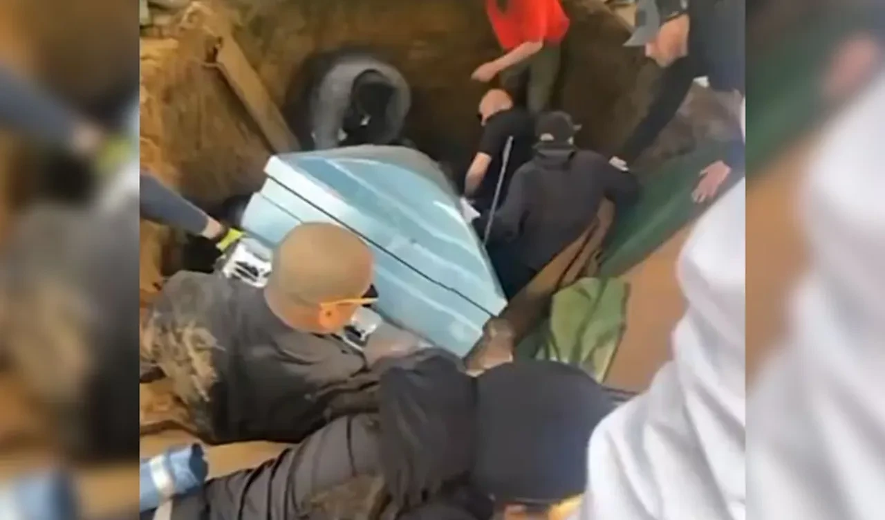 Cenaze töreni faciaya dönüştü: Tabutu mezara sokarken hepsi mezara girdi