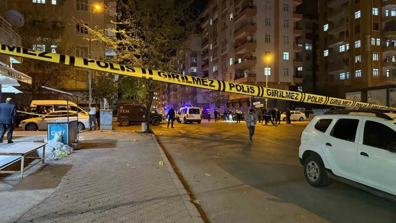 Diyarbakır’da silahlı kavga: 1’i polis 13 yaralı! Dehşet anları kamerada...