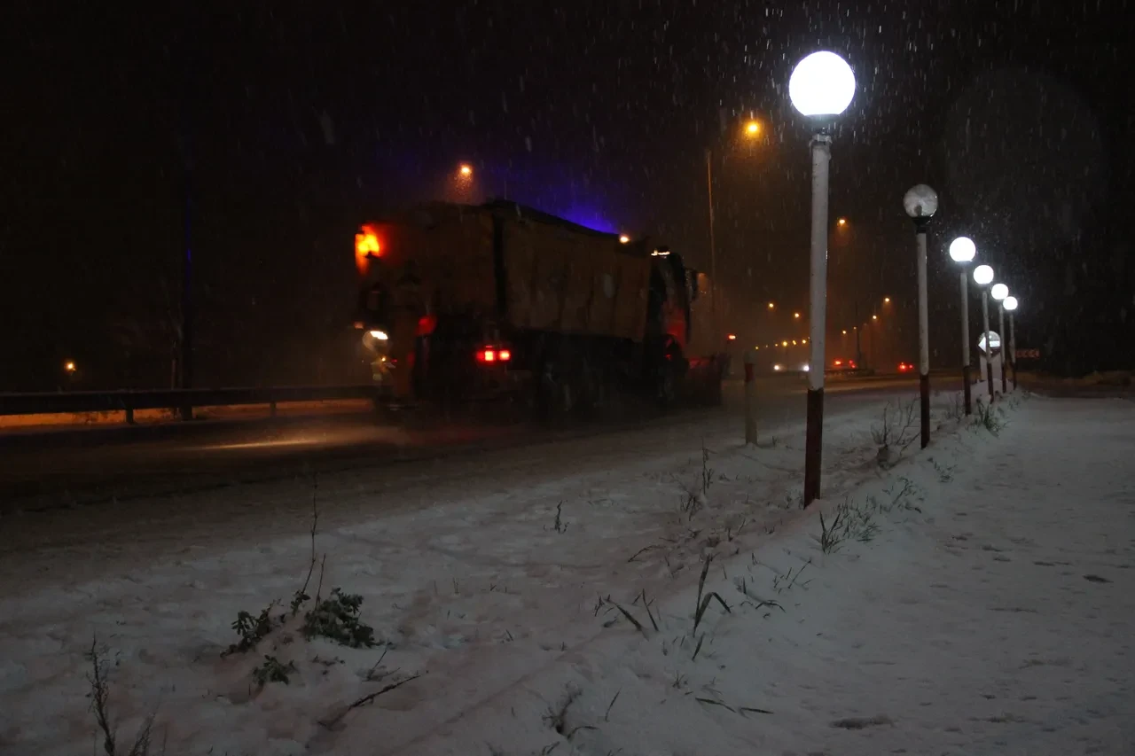 Nisan ayında kar sürprizi! Lapa lapa yağdı, sürücüler yollarda kaldı 