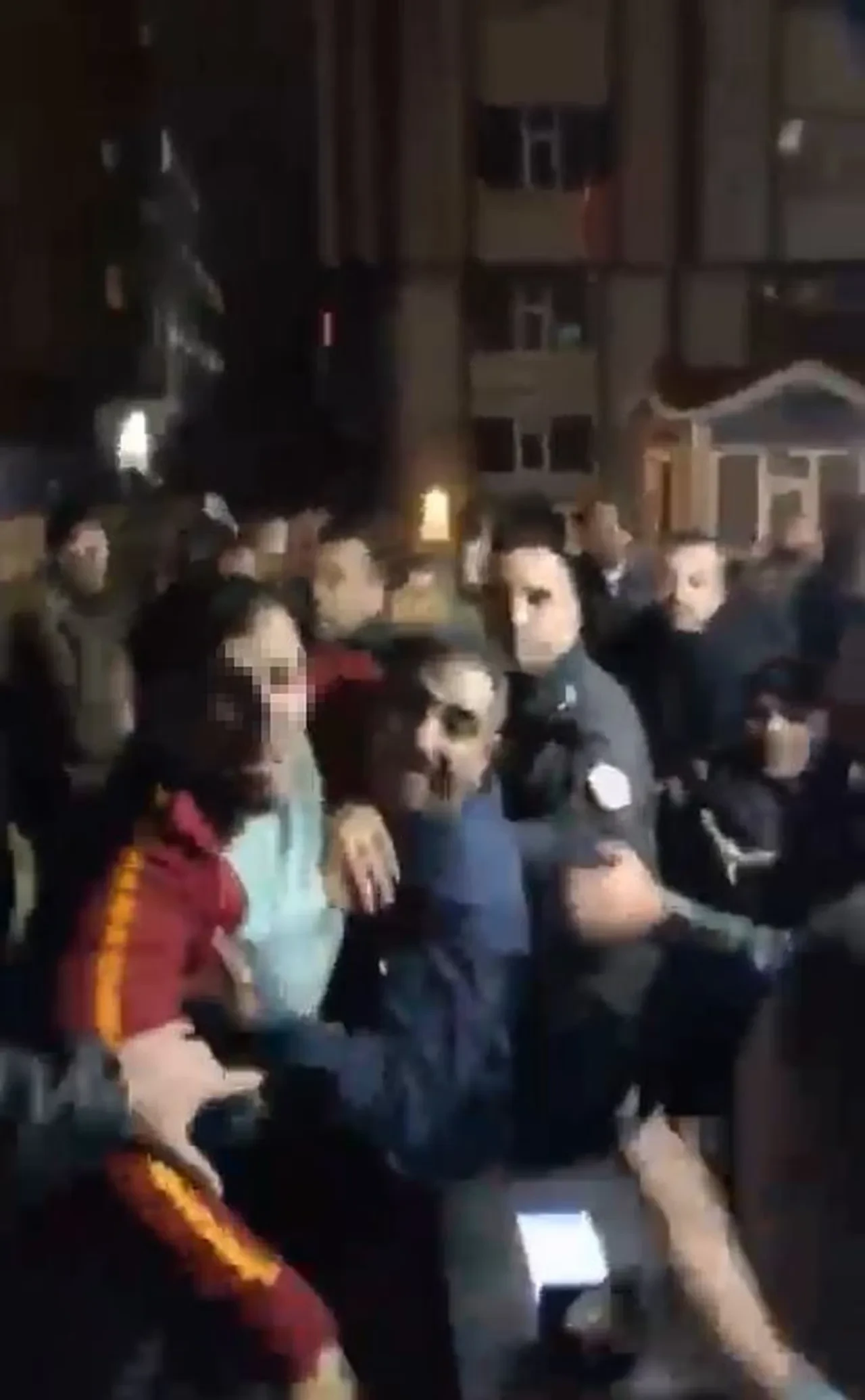 Onlarca taksici sopalarla yurdu bastı! Takside başlayan kavga yurtta son buldu!