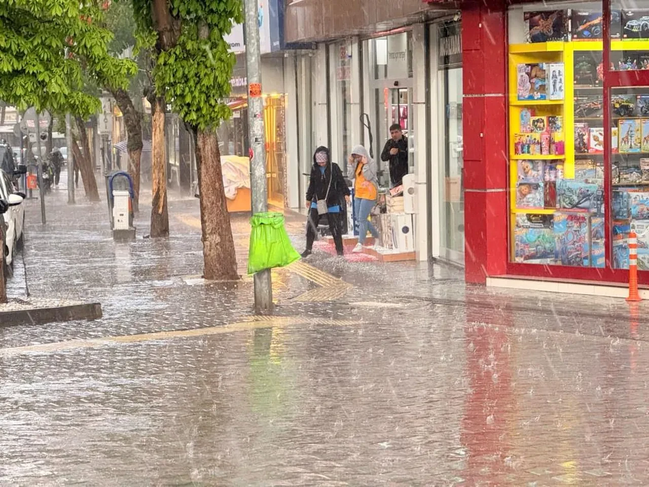 Ankara'yı dolu vurdu! Evleri su bastı, araçlar mahsur kaldı