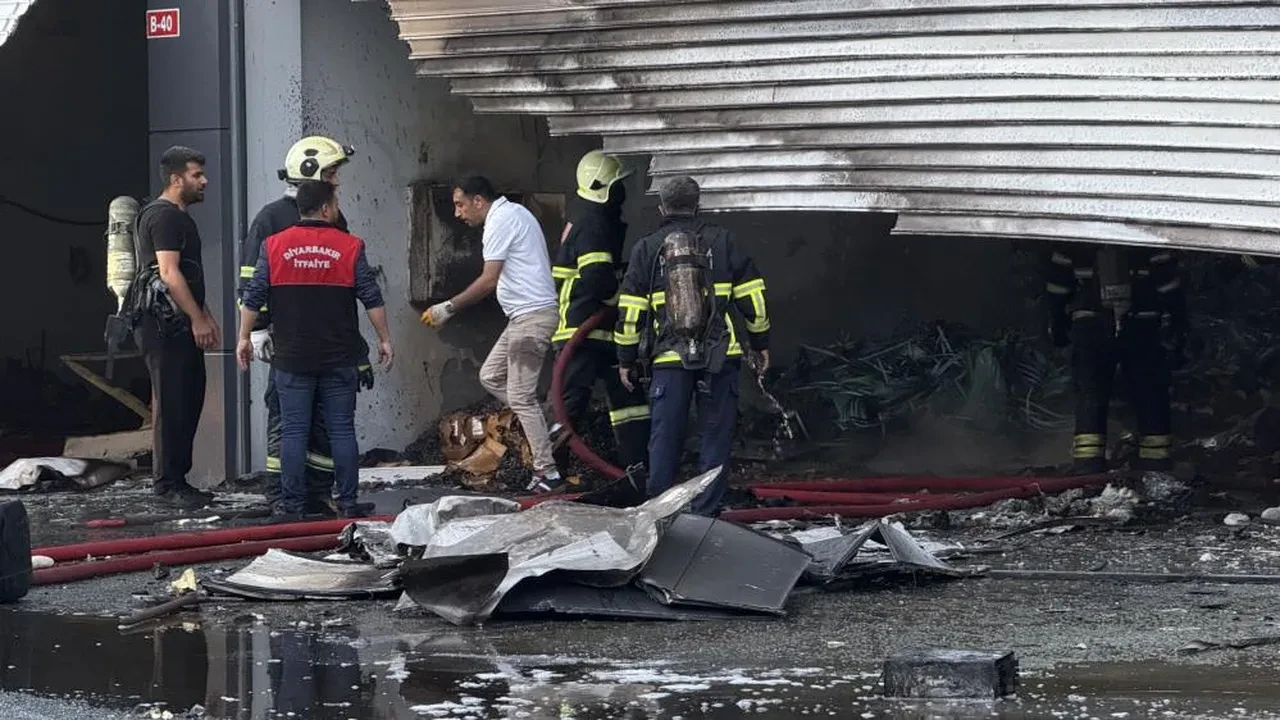 Diyarbakır’da oto sanayi sitesinde panik: 4 dükkan yandı!