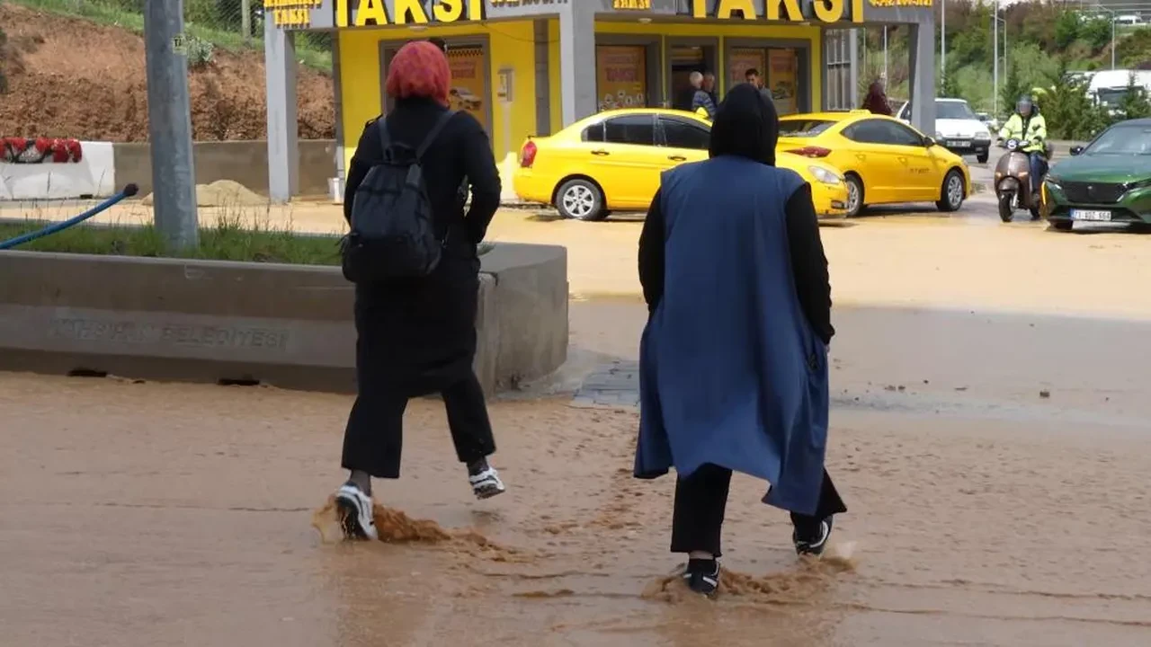 Kırıkkale'de aşırı yağış! Mahsur kalan 9 kişi kurtarıldı