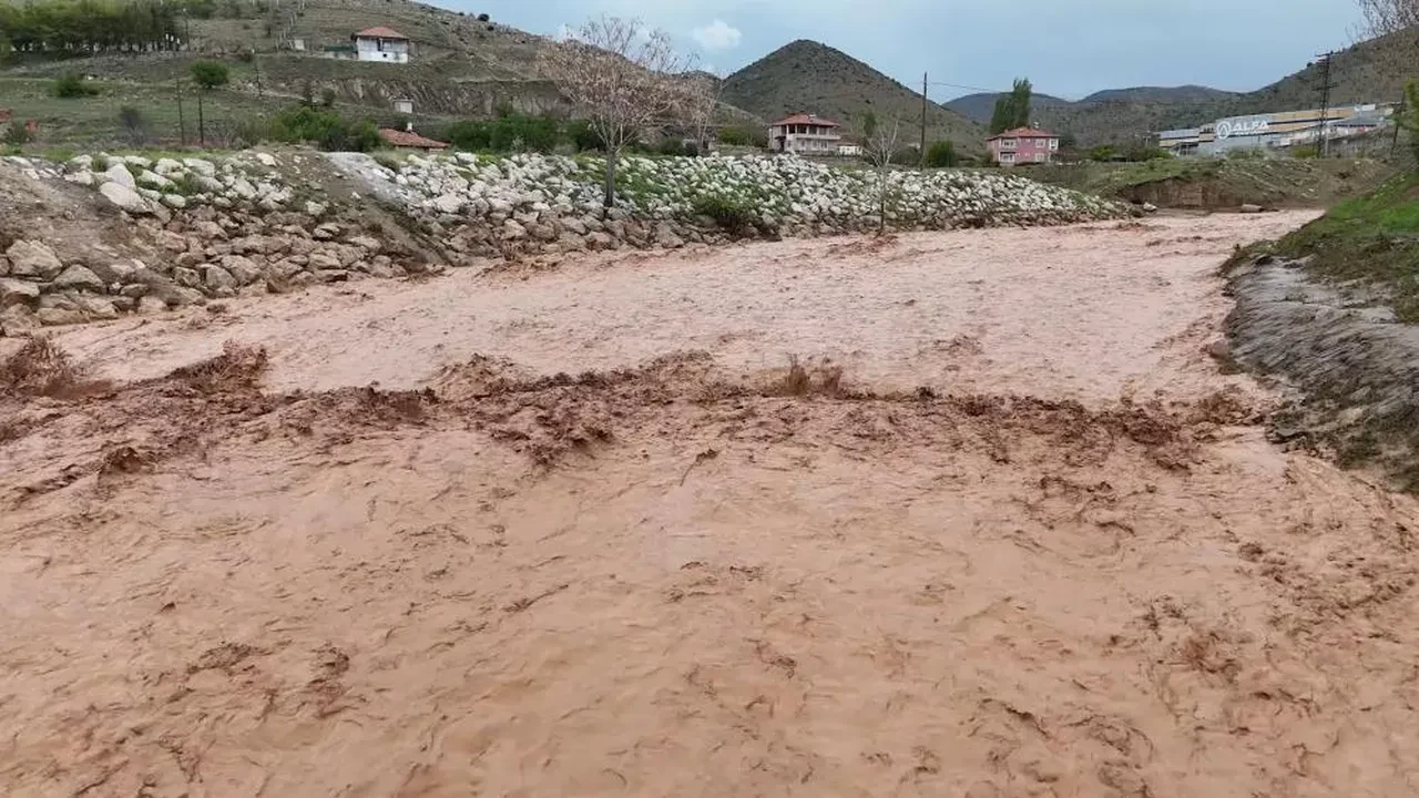 Kırıkkale'de aşırı yağış! Mahsur kalan 9 kişi kurtarıldı