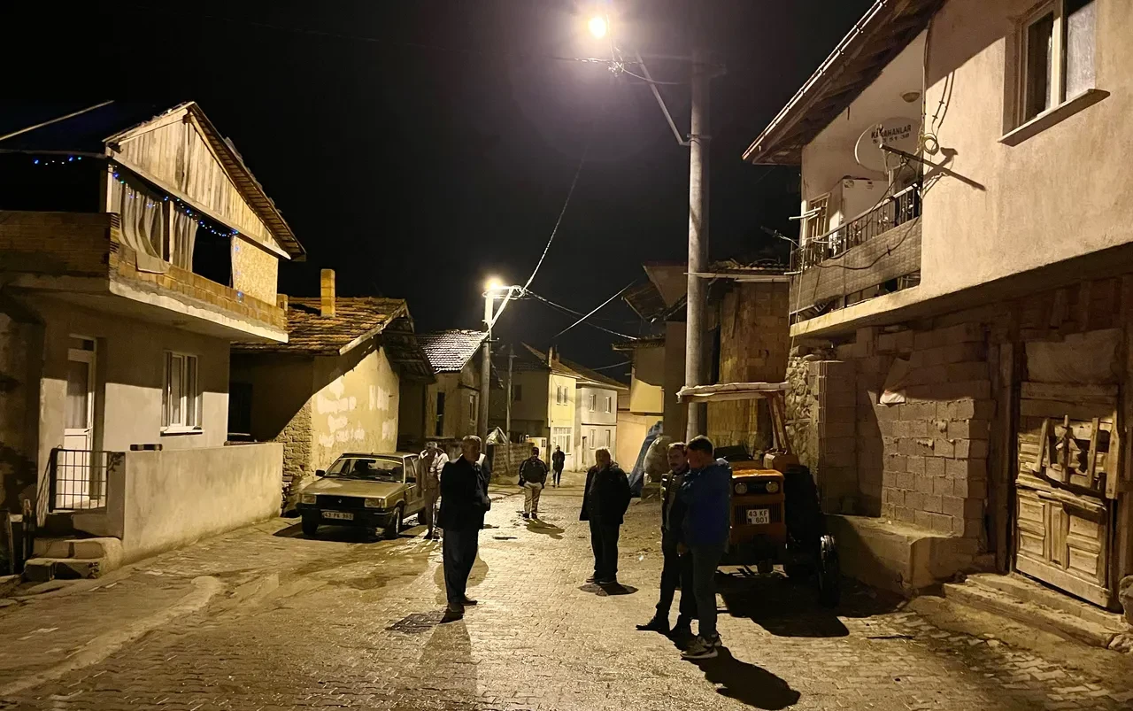 Kütahya’da art arda depremler tedirgin etti: Bu gece dışarıdayız!