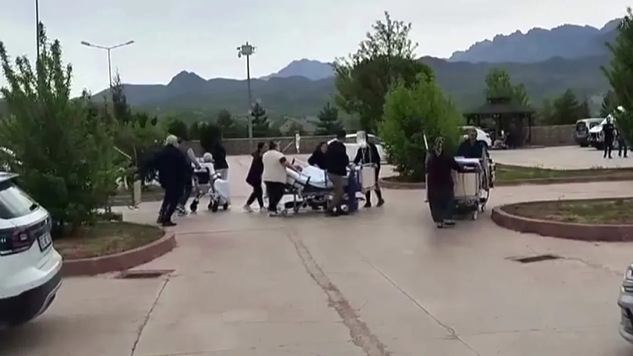 Son dakika | Tunceli Devlet Hastanesi'nde yangın paniği! Hastalar dışarı çıkarıldı
