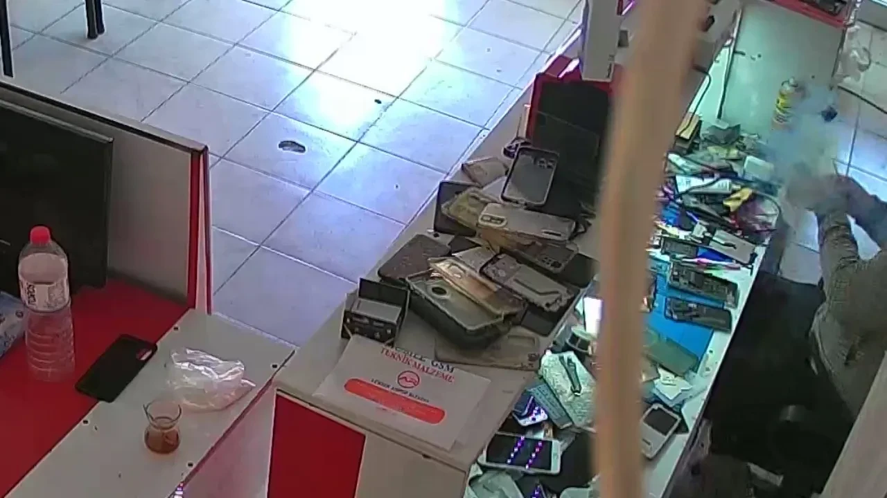 Tamirhanede dehşet: Bataryası şişen Çinli telefonun patlama anı kamerada